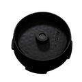 Et nærbillede af AeroPress Flow Control Filter Cap fra Aeropress med et centralt cirkulært filterområde og teksturerede sider fremhæver dette vigtige tilbehør på en hvid baggrund.