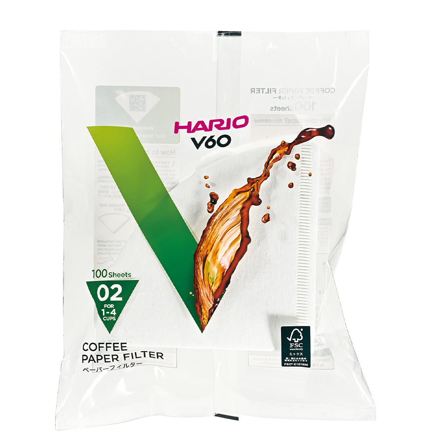 En pakke med 100 Hario Papirfiltre, størrelse 02 til 1-4 kopper, passer til Hario 02-dryppere. Bionedbrydelige filtre med FSC-certificering; forsiden viser et grønt "V" og kaffestænk. Mærke: Hario.