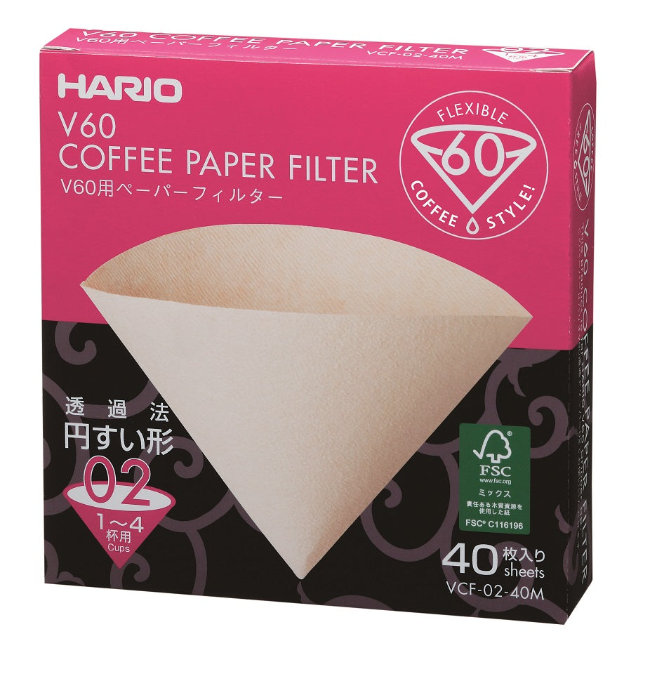 En æske Hario Papirfiltre, størrelse 02 til 1-4 kopper, indeholder 40 FSC-certificerede bionedbrydelige filtre i pink og sort emballage med engelsk og japansk tekst. Velegnet til brug med Hario 02-drypper.