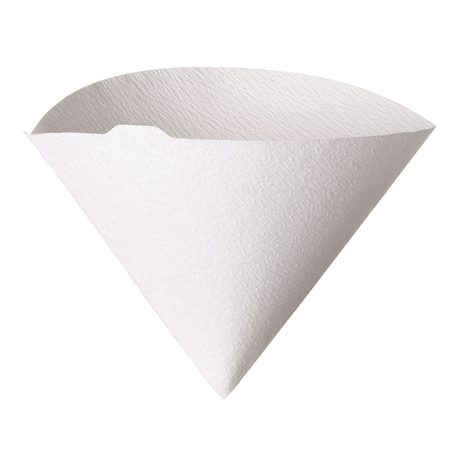 Hario Papir Filter, størrelse 02 har en hvid, tekstureret papirkegle med en åben top og et lille kanthak for praktisk kaffebrygning. Dens design understreger enkelhed og bæredygtighed, sat mod en almindelig hvid baggrund.