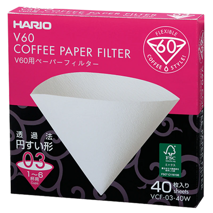 En æske Hario Papirfiltre kaffefiltre, kegleformede og biologisk nedbrydelige til 02-drypperen. Indeholder info på japansk/engelsk, FSC-mærke, V60-logo og 40 filtre til 1-6 kopper. Varemærke: Hario.