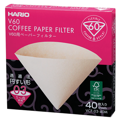 En æske Hario Papirfiltre, biologisk nedbrydelige V60-kaffefiltre til 1-6 kopper (model VCF-03-40M), har en pink og sort emballage med et billede af et enkelt kegleformet filter og indeholder 40 ark.