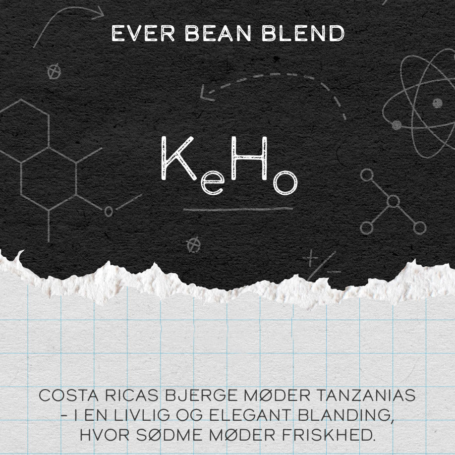 På en kaffeetiket står der "KeHo" fra EverBean. Baggrunden viser kemi- og videnskabssymboler i kridtstil. Nedenunder står der: "Costa Ricas bjerge møder Tanzanias - i en livlig kaffeblend, hvor sødme møder friskhed.