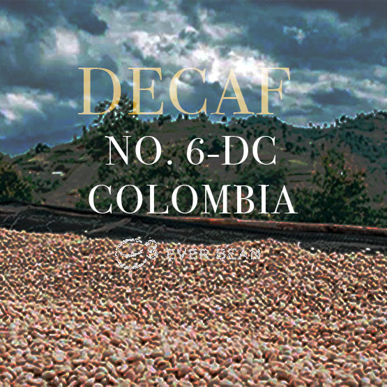 Kaffebønner, der tørrer med bjerge i baggrunden under en overskyet himmel, fremhæver EverBeans No. 06-dc - Colombia Decaf, Dark Roast (øko). Teksten over billedet lyder: "DECAF NO. 6-DC COLOMBIA.