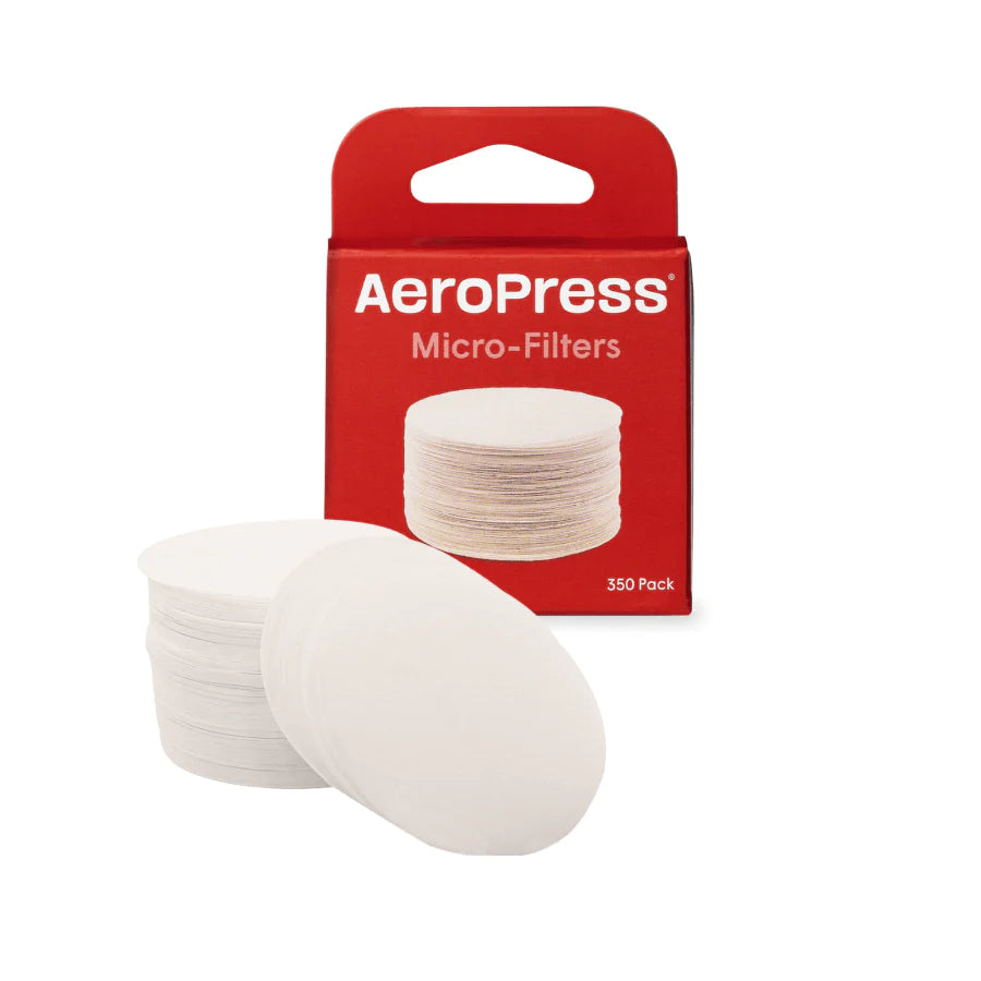 En rød kasse mærket "AeroPress, Filtre" fra Aeropress vises med en stak runde hvide papirfiltre foran, hvilket indikerer, at der medfølger 350 filtre.