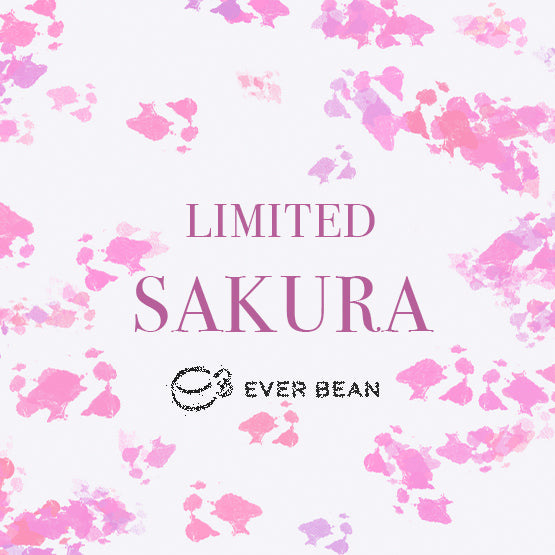 Lyserøde og lilla akvarel-kirsebærblomsterblade på hvidt, med "Limited, Sakura (øko)" fra EverBean Limited og et strejf af Sakura-kaffe brygget på økologiske arabica-bønner fra Honduras.